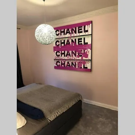 Perfekter Altbaucharme In Zentraler Lage ! Apartment *